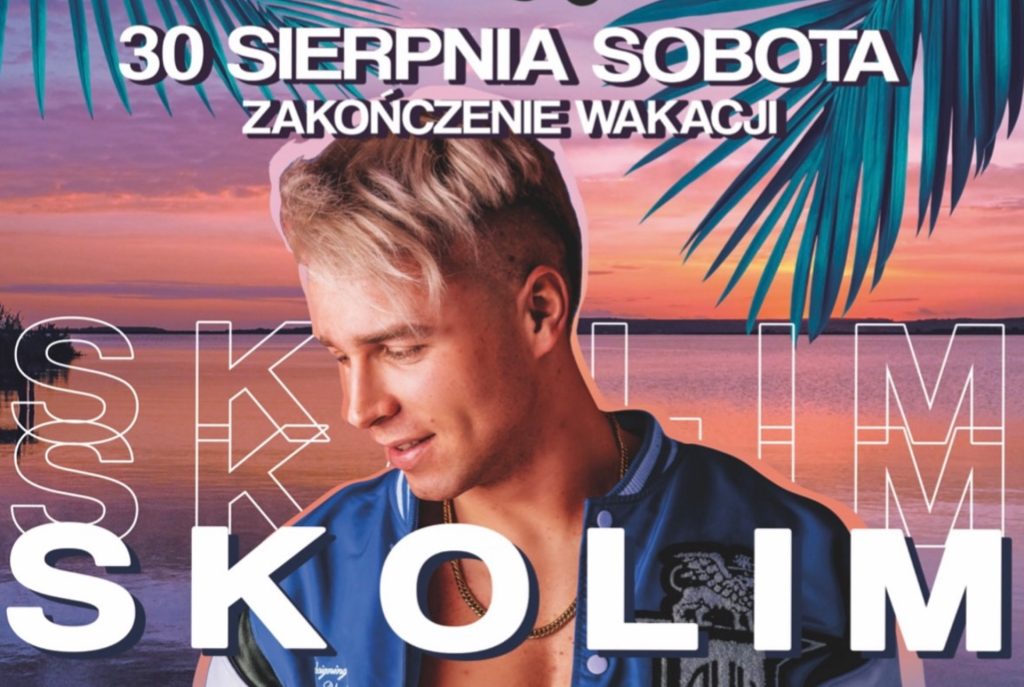 Plakat zapraszający w sobotę 30 sierpnia 2025 r. do miejscowości Dąbrówno w powiecie Ostródzkim na koncert Skolim - Zakończenie Wakacji Dąbrówno 2025. 