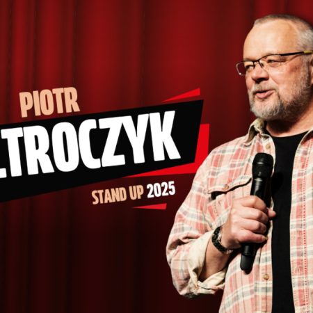 Plakat zapraszający w sobotę 18 października 2025 r. do Szczytna na Stand-Up Piotr Bałtroczyk Szczytno 2025.