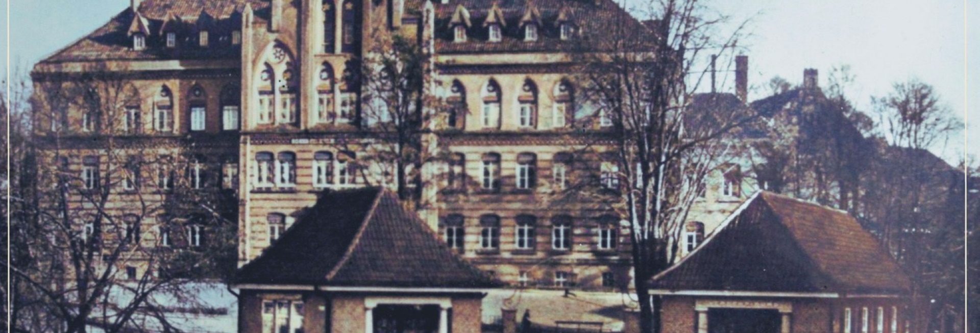 Plakat zapraszający w czwartek 18 września 2025 r. do Olsztyna na Konferencję Historyczną "80-lecie sądownictwa na Warmii i Mazurach" Olsztyn 2025. 