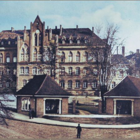 Plakat zapraszający w czwartek 18 września 2025 r. do Olsztyna na Konferencję Historyczną "80-lecie sądownictwa na Warmii i Mazurach" Olsztyn 2025. 