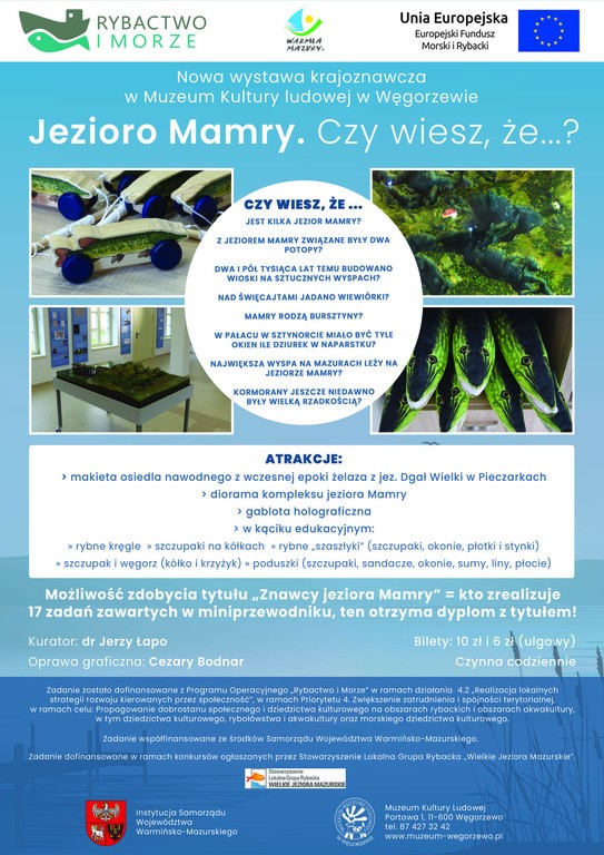 Plakat zapraszający w dniach od 19 lutego 2025 r. do 12 marca 2026 r. do Węgorzewa na Wystawy "Na ślubnym Kobiercu" & ,,Wycinanka kurpiowska na tkaninie" Muzeum w Węgorzewie. 