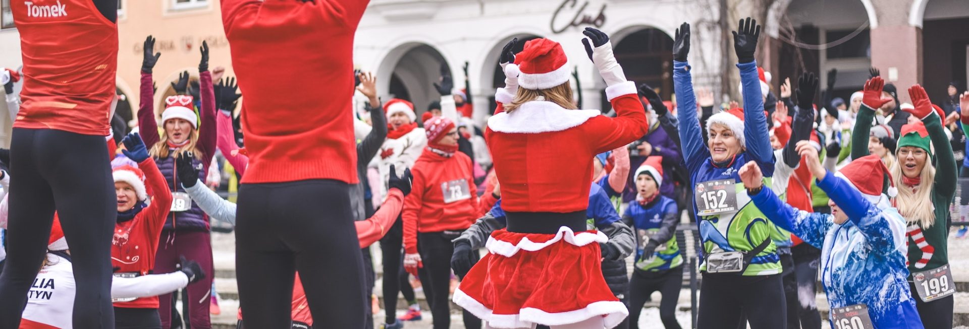 Zdjęcie zapraszające do Olsztyna na kolejną edycję Biegu Mikołajów - Warmiński Jarmark Świąteczny Olsztyn. fot. www.fb.com/superczas 