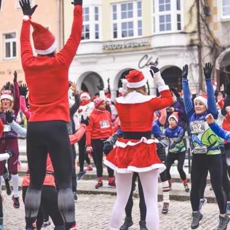 Zdjęcie zapraszające do Olsztyna na kolejną edycję Biegu Mikołajów - Warmiński Jarmark Świąteczny Olsztyn. fot. www.fb.com/superczas