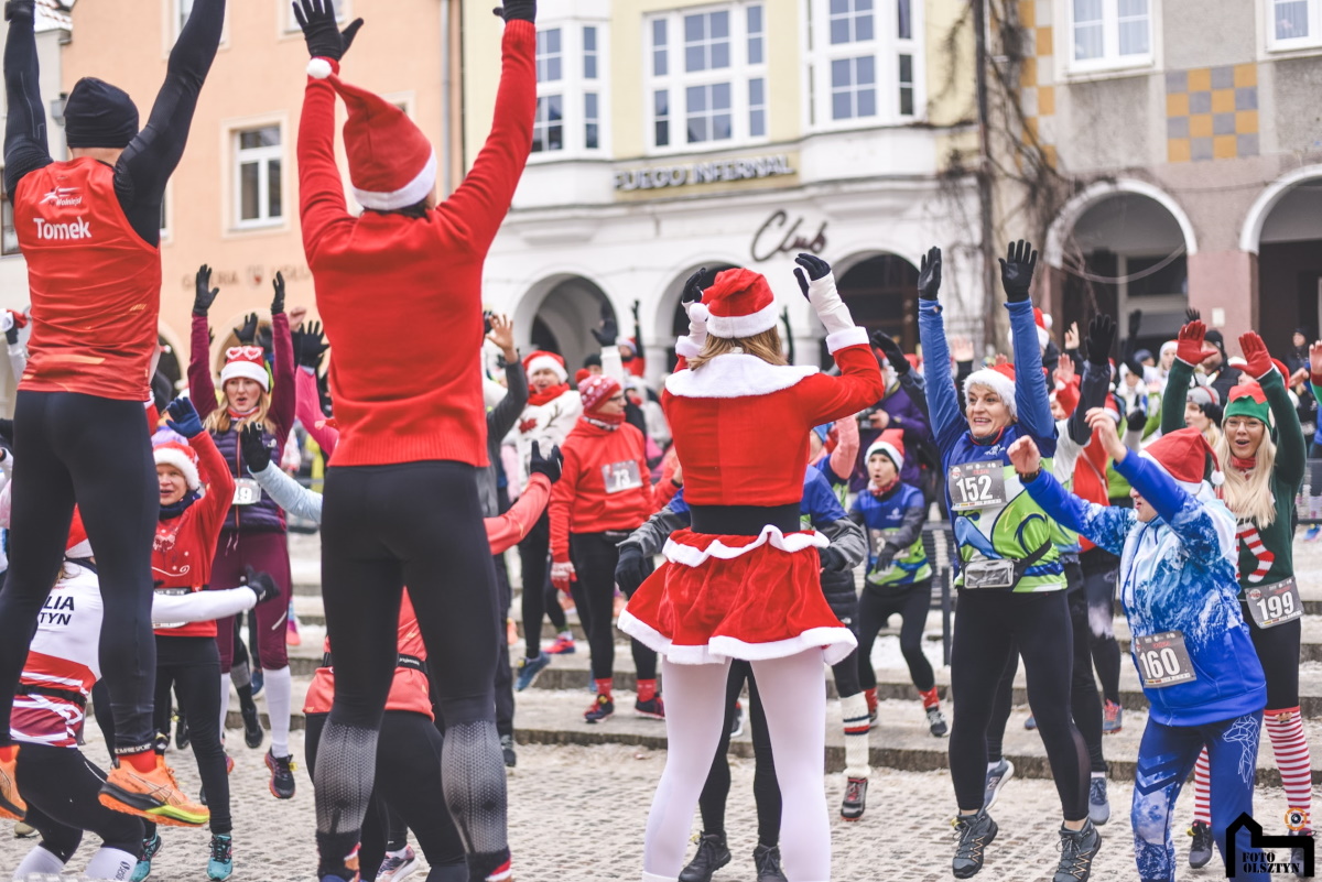 Zdjęcie zapraszające do Olsztyna na kolejną edycję Biegu Mikołajów - Warmiński Jarmark Świąteczny Olsztyn. fot. www.fb.com/superczas 