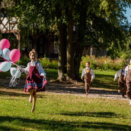 Zdjęcie zapraszające w niedzielę 16 listopada 2025 r. do Olsztyna na Koncert Rodzinny w Filharmonii Warmińsko-Mazurskiej Olsztyn 2025.