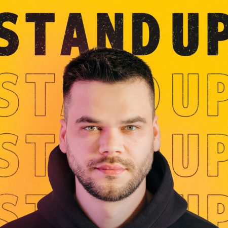 Plakat zapraszający w piątek 24 października 2025 r. do Olsztyna na Stand-up Daniel Midas Hala Urania Olsztyn 2025.  