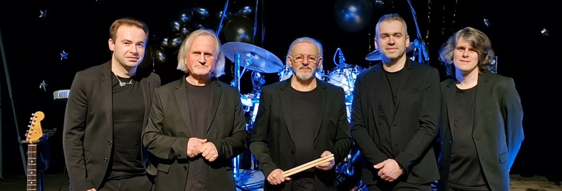 Zdjęcie zapraszające w poniedziałek 27 października 2025 r. do Szczytna na koncert zespołu Czerwone Gitary - Diamentowa Trasa 60-lecia na BIS Szczytno 2025.