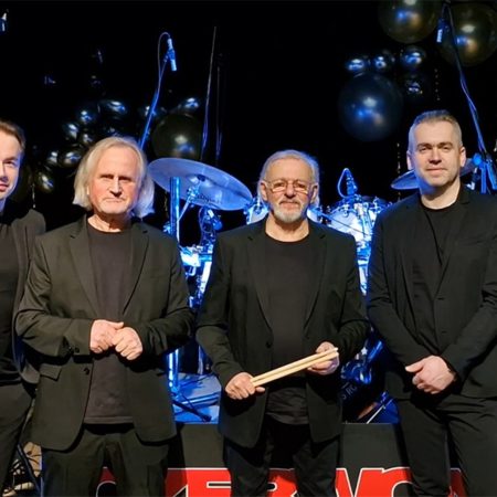 Zdjęcie zapraszające w poniedziałek 27 października 2025 r. do Szczytna na koncert zespołu Czerwone Gitary - Diamentowa Trasa 60-lecia na BIS Szczytno 2025.