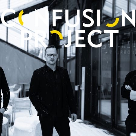 Plakat zapraszający w sobotę 22 listopada 2025 r. do Sztynortu na koncert jazzowy zespołu Confusion Project Memuak Sztynort 2025.