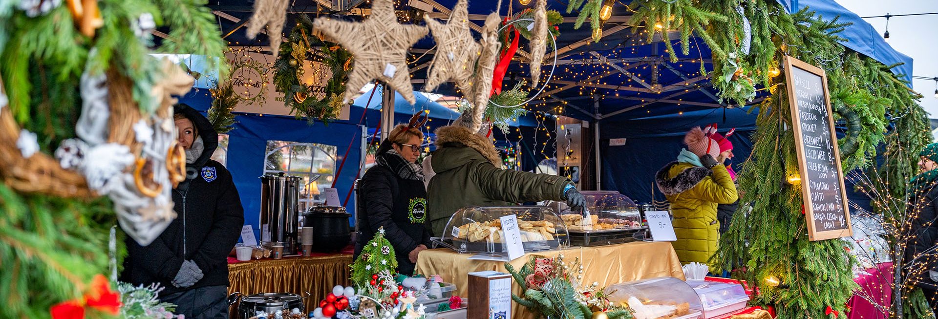 Zdjęcie zapraszające do Mikołajek na kolejną edycję wydarzenia świątecznego Jarmark Świąteczny Mikołajki w Mikołajkach.