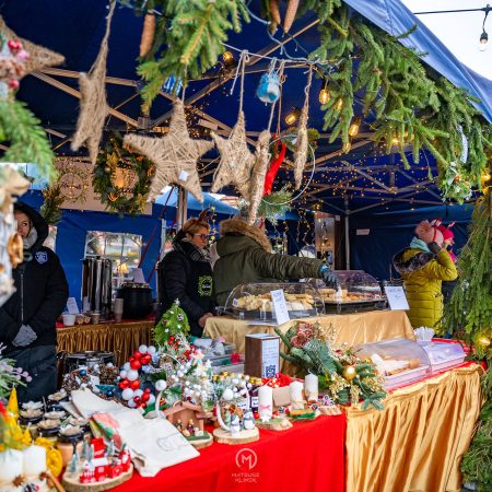 Zdjęcie zapraszające do Mikołajek na kolejną edycję wydarzenia świątecznego Jarmark Świąteczny Mikołajki w Mikołajkach.