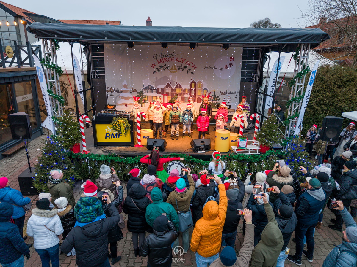 Zdjęcie zapraszające do Mikołajek na kolejną edycję wydarzenia świątecznego Jarmark Świąteczny Mikołajki w Mikołajkach.