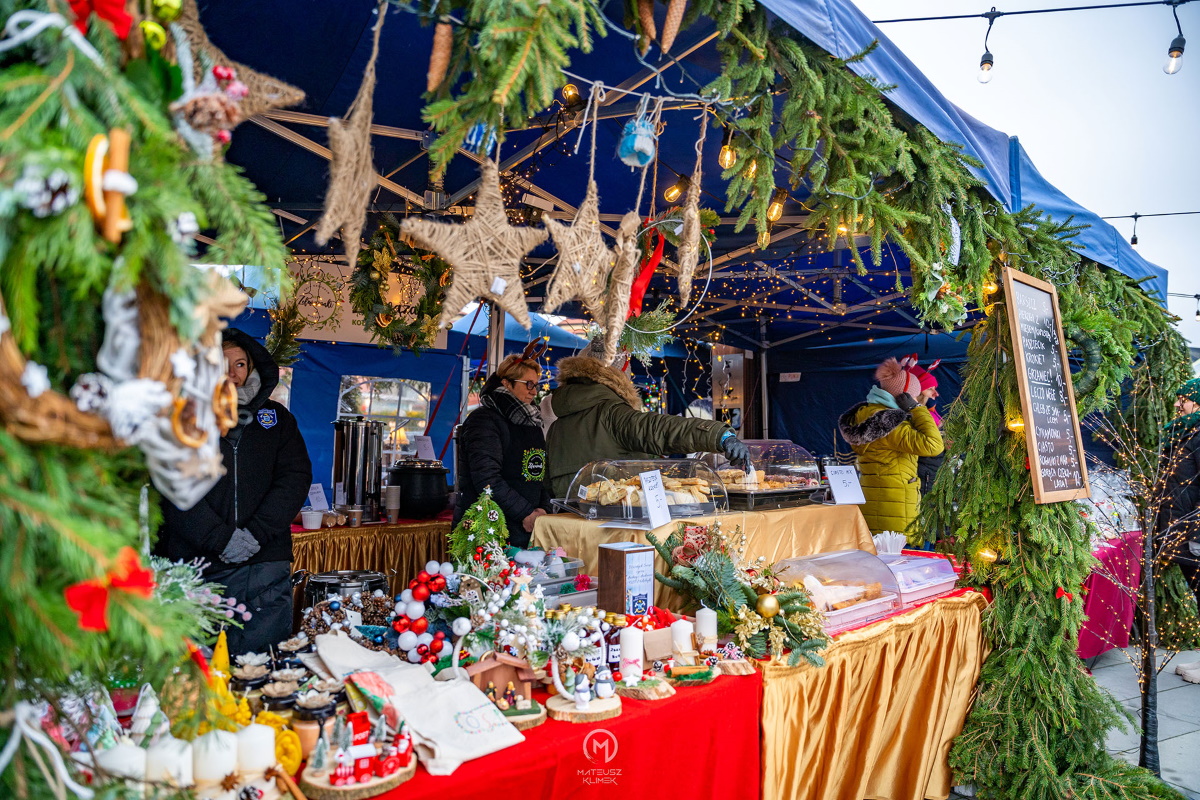 Zdjęcie zapraszające do Mikołajek na kolejną edycję wydarzenia świątecznego Jarmark Świąteczny Mikołajki w Mikołajkach.