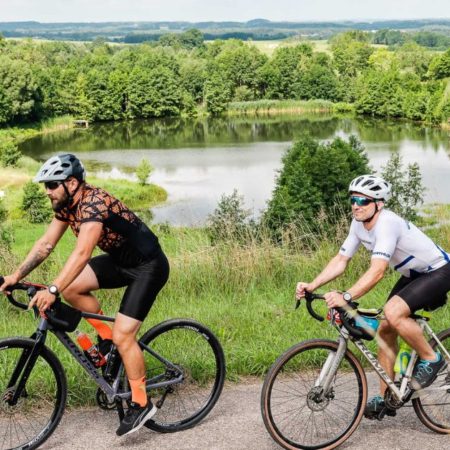 Plakat zapraszający w sobotę 15 sierpnia 2026 r. do Gołdapi na kolejną edycję imprezy sportowej Wyścig Orient Gravel - Mazurski Zdrój Gołdap 2026.