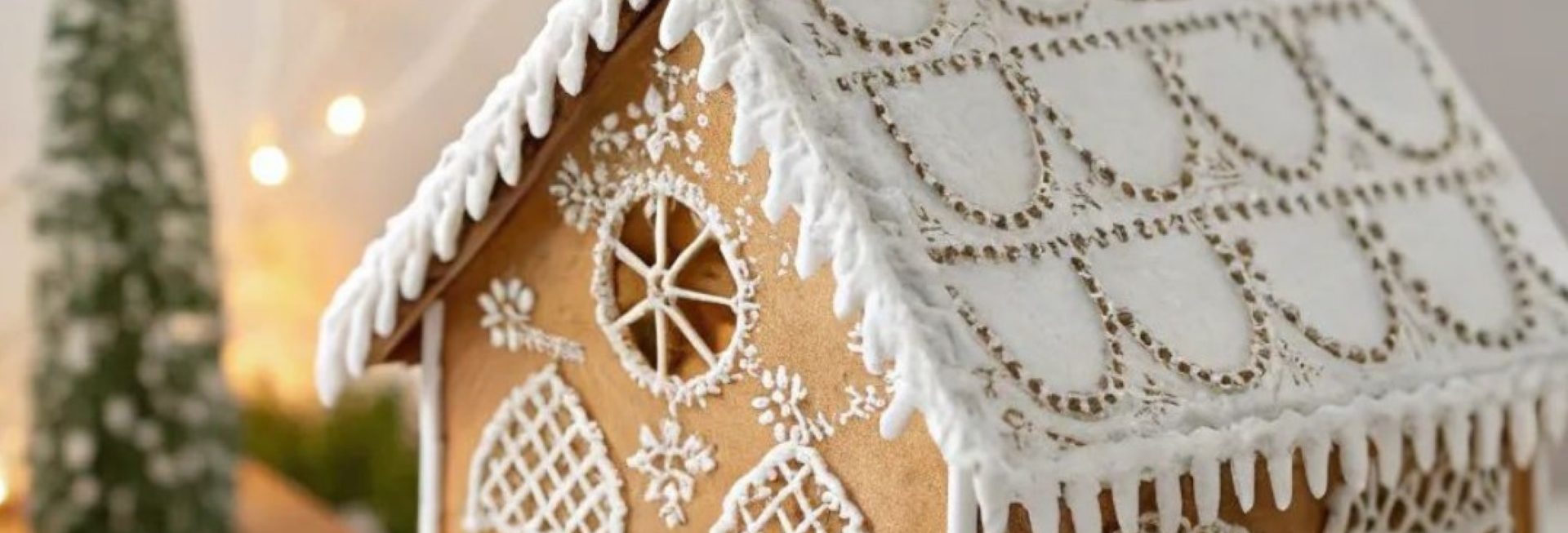 Plakat zapraszający w czwartek 11 grudnia 2025 r. do Kętrzyna na Warsztaty Tworzenia i Dekorowania Piernikowej Chatki Kętrzyn 2025.