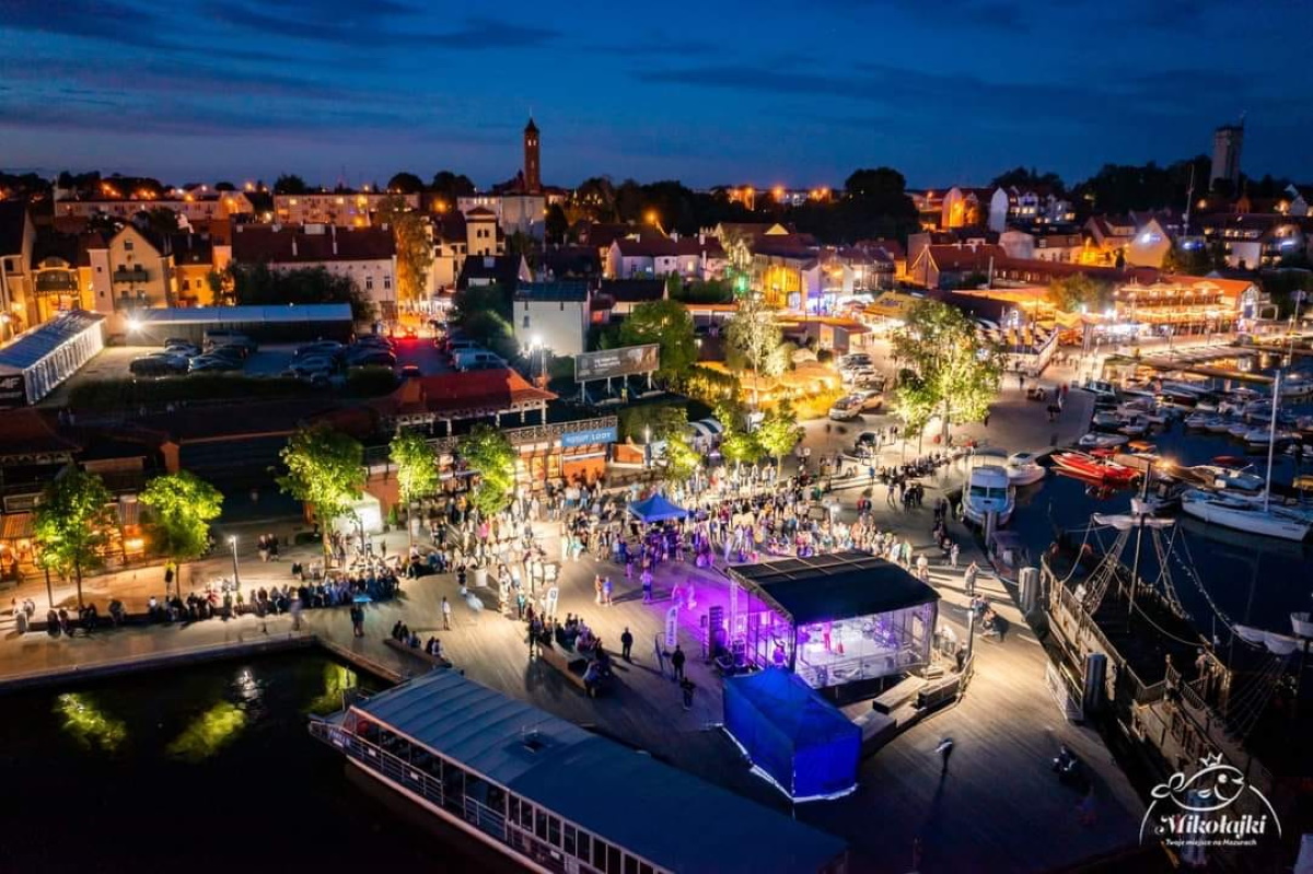 Plakat zapraszający do Mikołajek na kolejną edycję Festiwalu Szantowego Mikołajki.