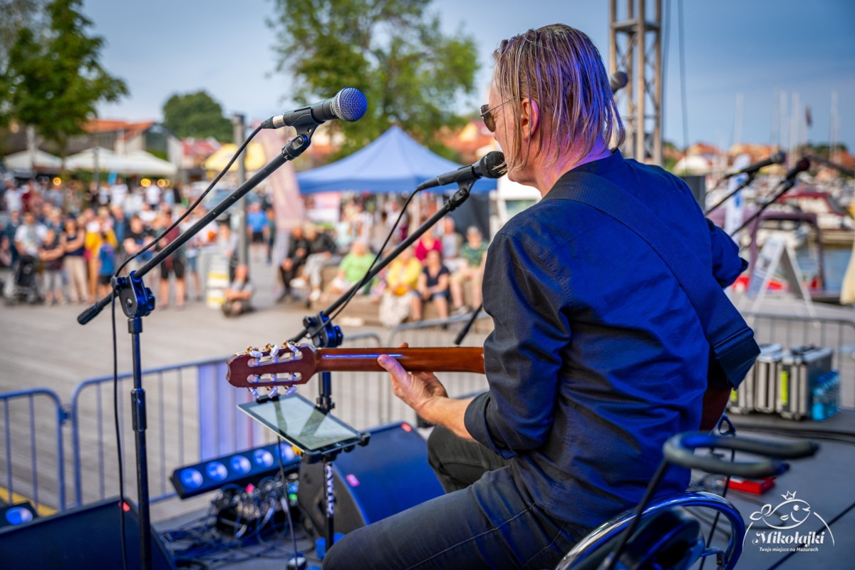 Plakat zapraszający do Mikołajek na kolejną edycję Festiwalu Szantowego Mikołajki.