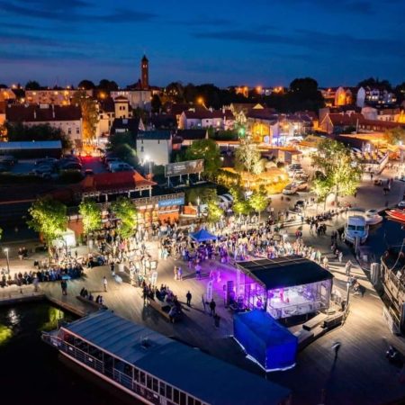 Plakat zapraszający do Mikołajek na kolejną edycję Festiwalu Szantowego Mikołajki.