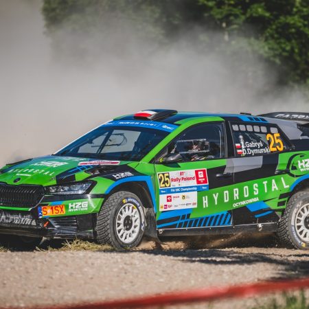 Zdjęcie zapraszające do Mikołajek na Rajd Terenowy i Rajd Legend Mikołajki Rally. i fot. www.fb.com_MiastoMikolajki , fot. Mateusz Klimek