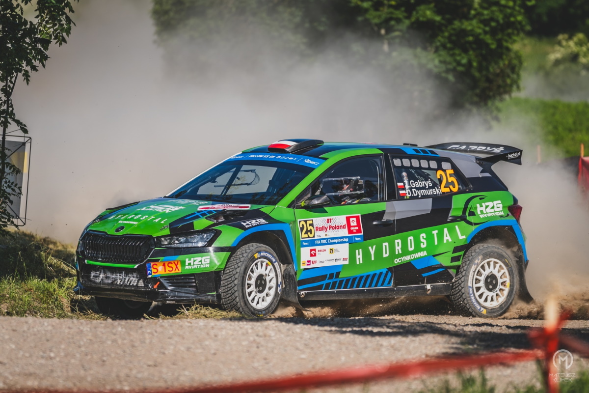 Zdjęcie zapraszające do Mikołajek na Rajd Terenowy i Rajd Legend Mikołajki Rally. i fot. www.fb.com_MiastoMikolajki , fot. Mateusz Klimek