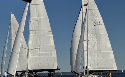 Zdjęcie zapraszające w dniach 22-26 kwietnia 2026 r. do Portu w Sztynorcie na Regaty Feel The Wind Port Sztynort 2026.