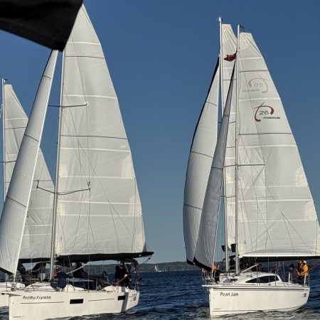 Zdjęcie zapraszające w dniach 22-26 kwietnia 2026 r. do Portu w Sztynorcie na Regaty Feel The Wind Port Sztynort 2026.