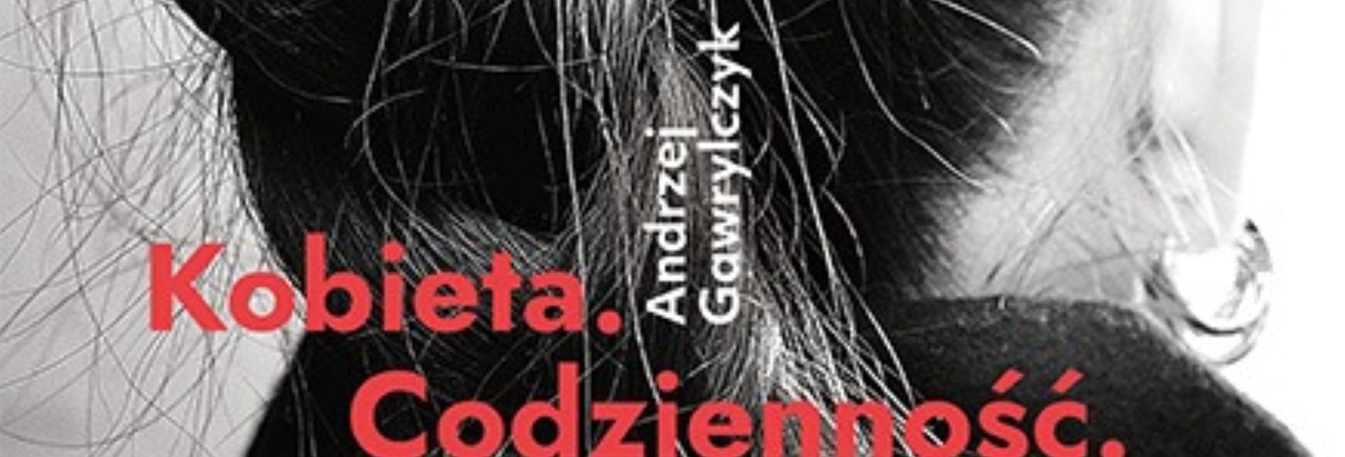 Plakat zapraszający w sobotę 7 marca 2026 r. do Sztynortu na wernisaż wystawy fotografii Andrzeja Gawrylczyka "Kobieta. Codzienność" Memuak Sztynort 2026. 