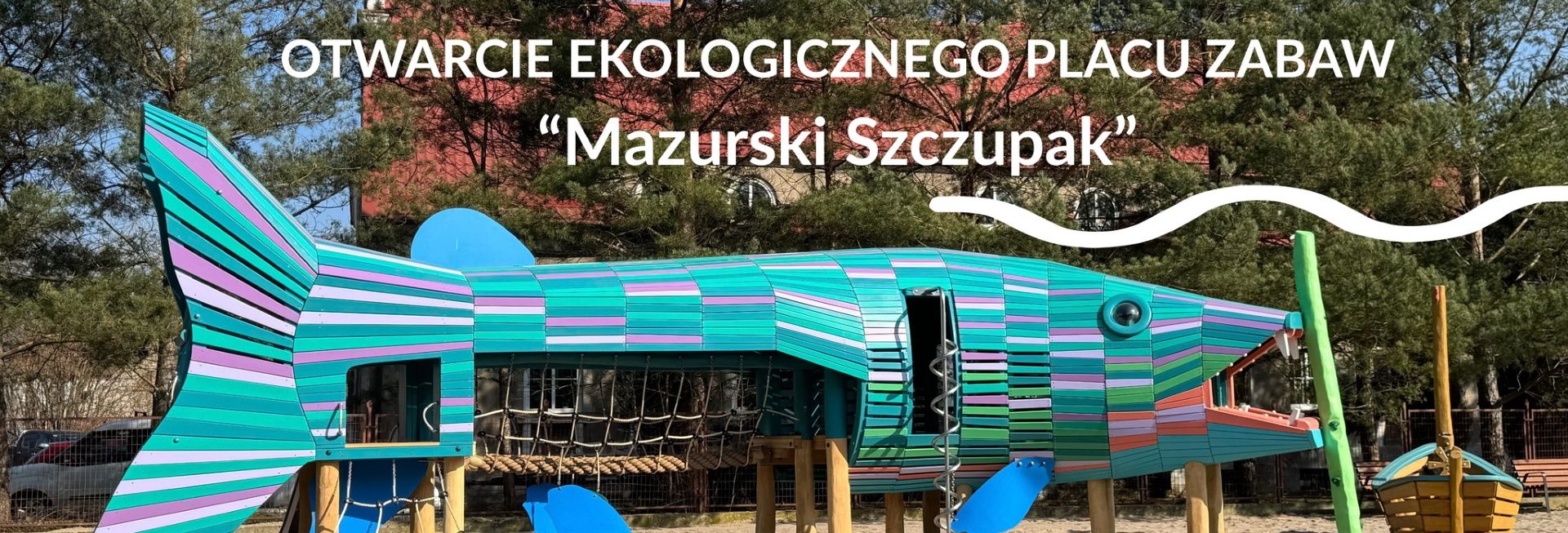 Plakat zapraszający w środę 1 kwietnia 2026 r. do Giżycka na Otwarcie placu zabaw „Mazurski Szczupak” Giżycko 2026 w ramach programu Wodna Sieć Ekologiczna. 