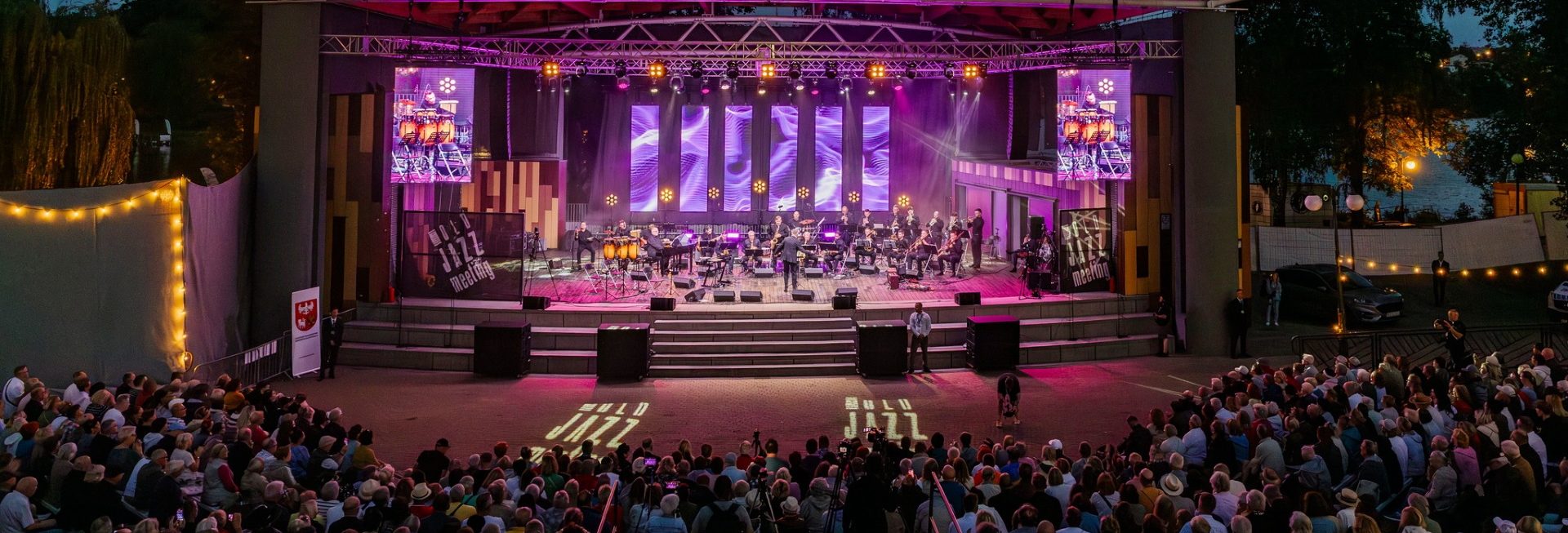 Zdjęcie zapraszające do Iławy na kolejną edycję Międzynarodowego Festiwalu Jazzu Tradycyjnego Old Jazz Meeting „Złota Tarka” Iława. 