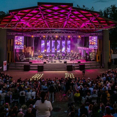 Zdjęcie zapraszające do Iławy na kolejną edycję Międzynarodowego Festiwalu Jazzu Tradycyjnego Old Jazz Meeting „Złota Tarka” Iława. 