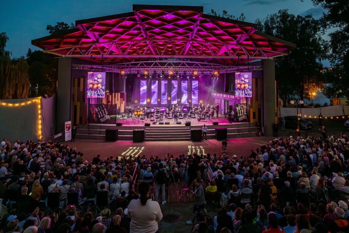 Zdjęcie zapraszające do Iławy na kolejną edycję Międzynarodowego Festiwalu Jazzu Tradycyjnego Old Jazz Meeting „Złota Tarka” Iława. 