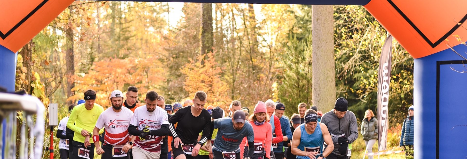 Plakat zapraszający w niedzielę 17 maja 2026 r. do Nadleśnictwa Kudypy na Bieg Botaniczna Piątka - Leśne Arboretum Warmii i Mazur Kudypy 2026. 