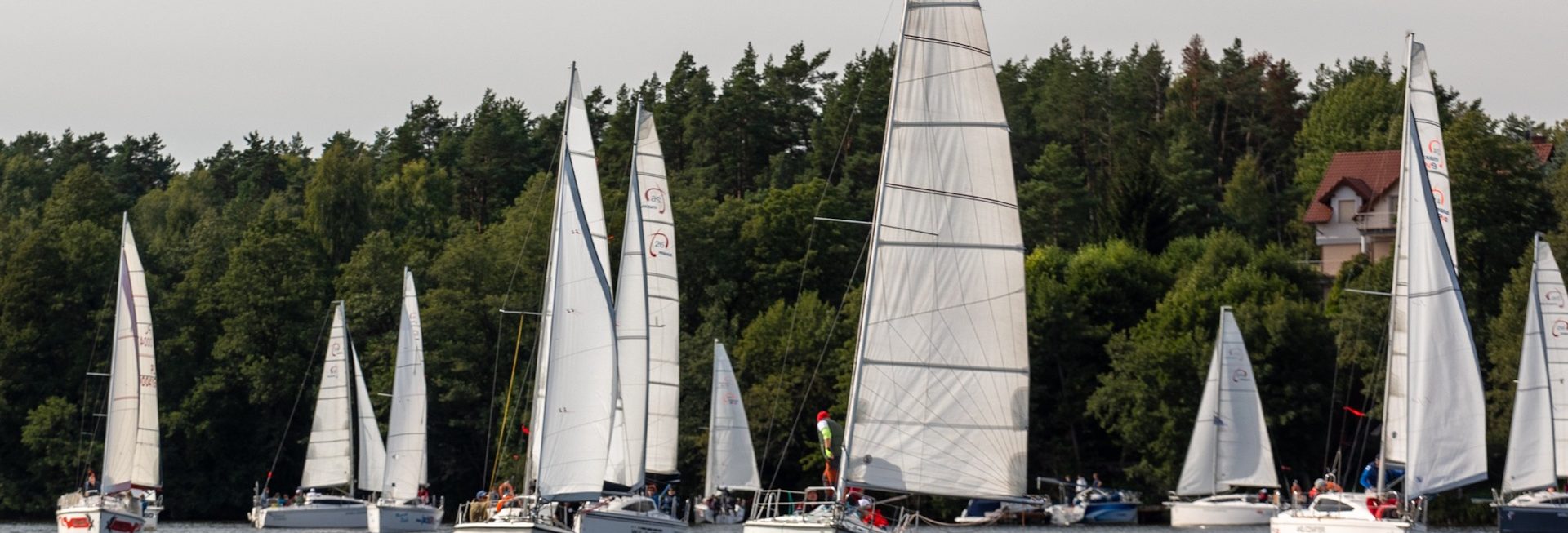 Zdjęcie zapraszające do Mrągowa na Żeglarskie Grand Prix Warmii i Mazur – Memoriał Józefa Jaszczura-Nowickiego i Kurta Jabłońskiego Mrągowo.