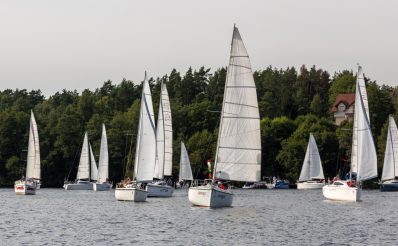 Zdjęcie zapraszające do Mrągowa na Żeglarskie Grand Prix Warmii i Mazur – Memoriał Józefa Jaszczura-Nowickiego i Kurta Jabłońskiego Mrągowo.
