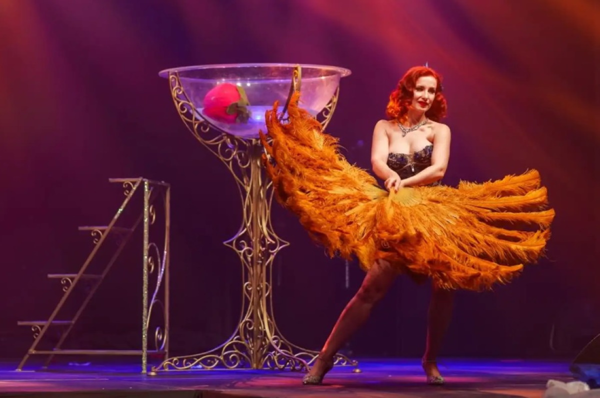 Plakat zapraszający w środę 15 kwietnia 2026 r. do Olsztyna na Rewię Burleski Madame de Minou Olsztyn 2026. 