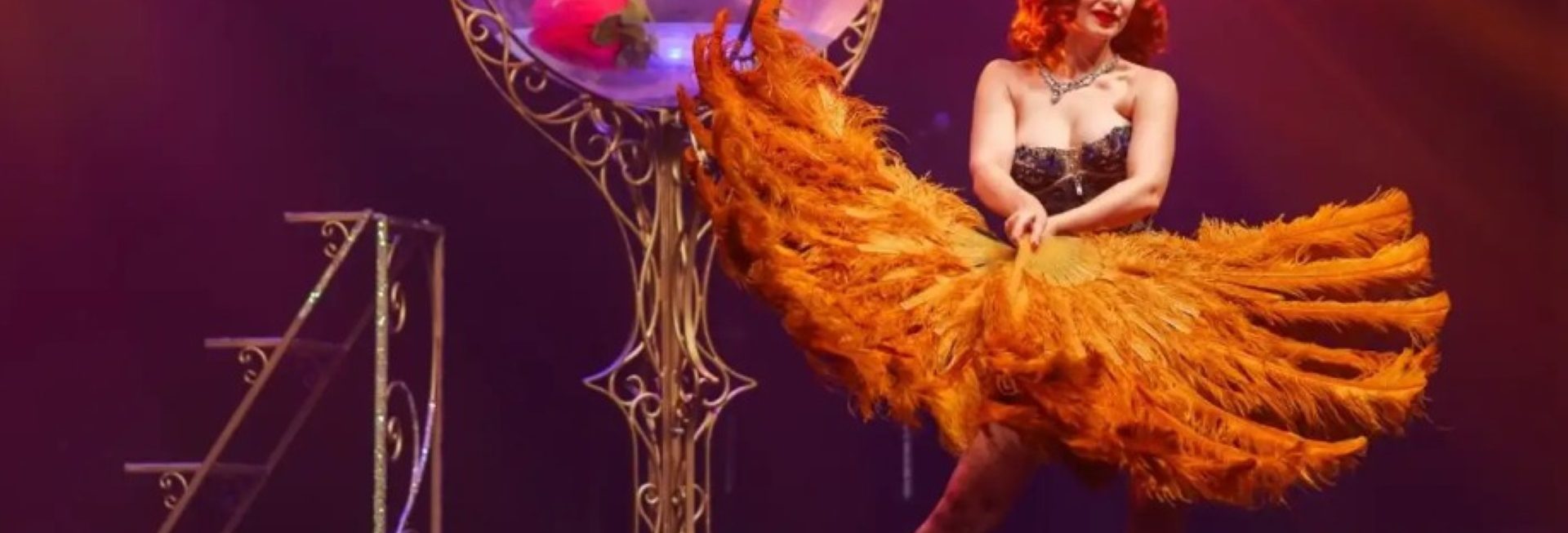 Plakat zapraszający w środę 15 kwietnia 2026 r. do Olsztyna na Rewię Burleski Madame de Minou Olsztyn 2026. 