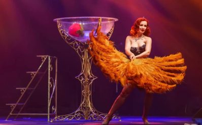 Plakat zapraszający w środę 15 kwietnia 2026 r. do Olsztyna na Rewię Burleski Madame de Minou Olsztyn 2026. 