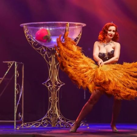 Plakat zapraszający w środę 15 kwietnia 2026 r. do Olsztyna na Rewię Burleski Madame de Minou Olsztyn 2026. 