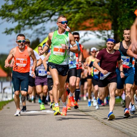 Zdjęcie zapraszające do Węgorzewa na Półmaraton Węgorza & Bieg Flagi Biało-Czerwonej Węgorzewo.