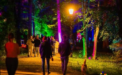 Zdjęcie zapraszające do Kortowa na Kortowski Park Światła Olsztyn-Kortowo.