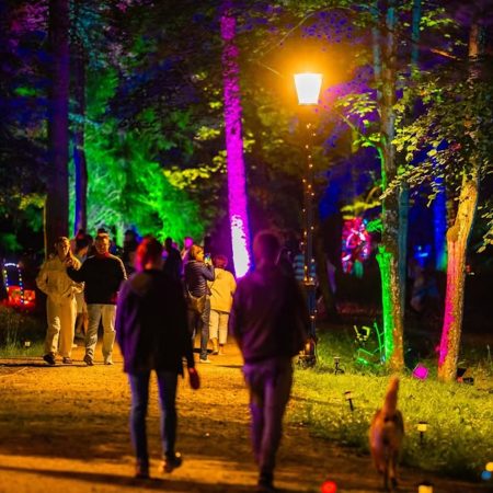 Zdjęcie zapraszające do Kortowa na Kortowski Park Światła Olsztyn-Kortowo.