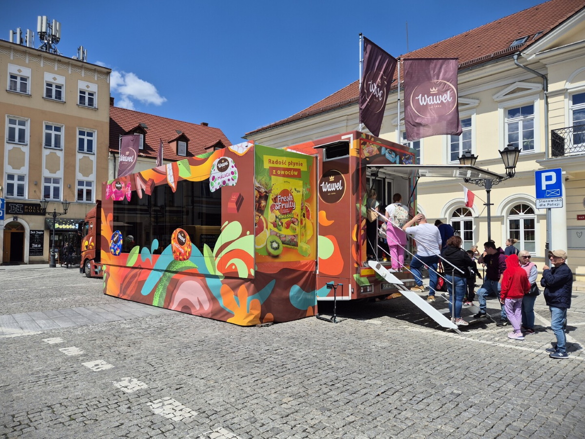 Zdjęcie zapraszające do odwiedzenia interaktywnej ciężarówki Wawel Truck. 