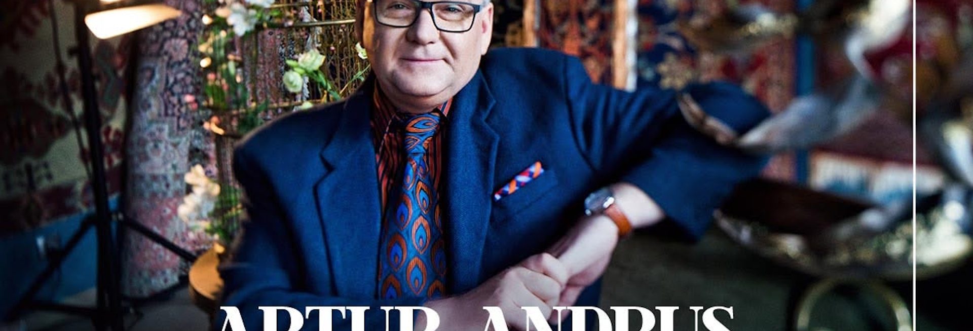 Plakat zapraszający na Recital kabaretowy Artura Andrusa. 