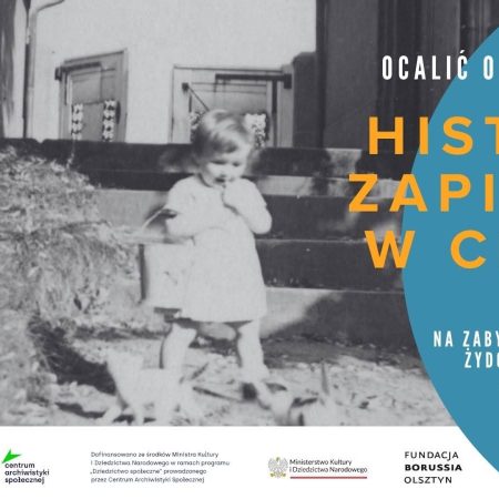 Plakat zapraszający w środę 14 października 2026 r. do Olsztyna na teatr ceni na zabytkowym cmentarzu żydowskim w Olsztynie - "Historie zapisane w cieniu" Olsztyn 2026.